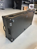 Odyssey FZGSRANE1272WBL Low Profile Rane Twelve et Rane Seventy/Seventy-Two Coffin Flight Case avec plateforme Glide (noir) (DEMO)