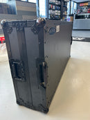 Odyssey FZGSRANE1272WBL Low Profile Rane Twelve et Rane Seventy/Seventy-Two Coffin Flight Case avec plateforme Glide (noir) (DEMO)