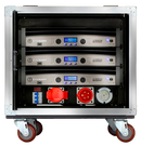 Crown VRACK12KFX ROPED ROUING RACK avec trois amplificateurs d'alimentation I-Tech 12000HD, un panneau de connexion et une distribution d'alimentation